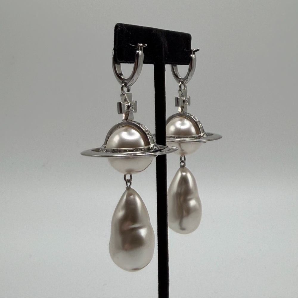 VIVIENNE WESTWOOD ORB BAROQUE PEARL DROP EARRINGS – SILVER - Picture 4 of 6
